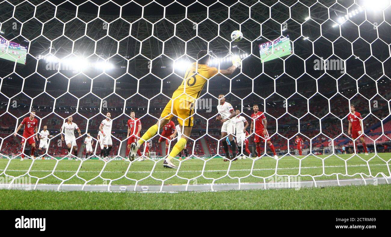 Budapest, Ungarn. 24 septembre 2020. Firo: 24.09.2020 football, UEFA Super Cup 2020 FCB FC Bayern Munich Muenchen - Sevilla FC but, hit, 2: 1, FCB Javi Martínez, Martinez, Remote, Hintertor, Hintertorkamera, | usage dans le monde crédit: dpa/Alay Live News Banque D'Images