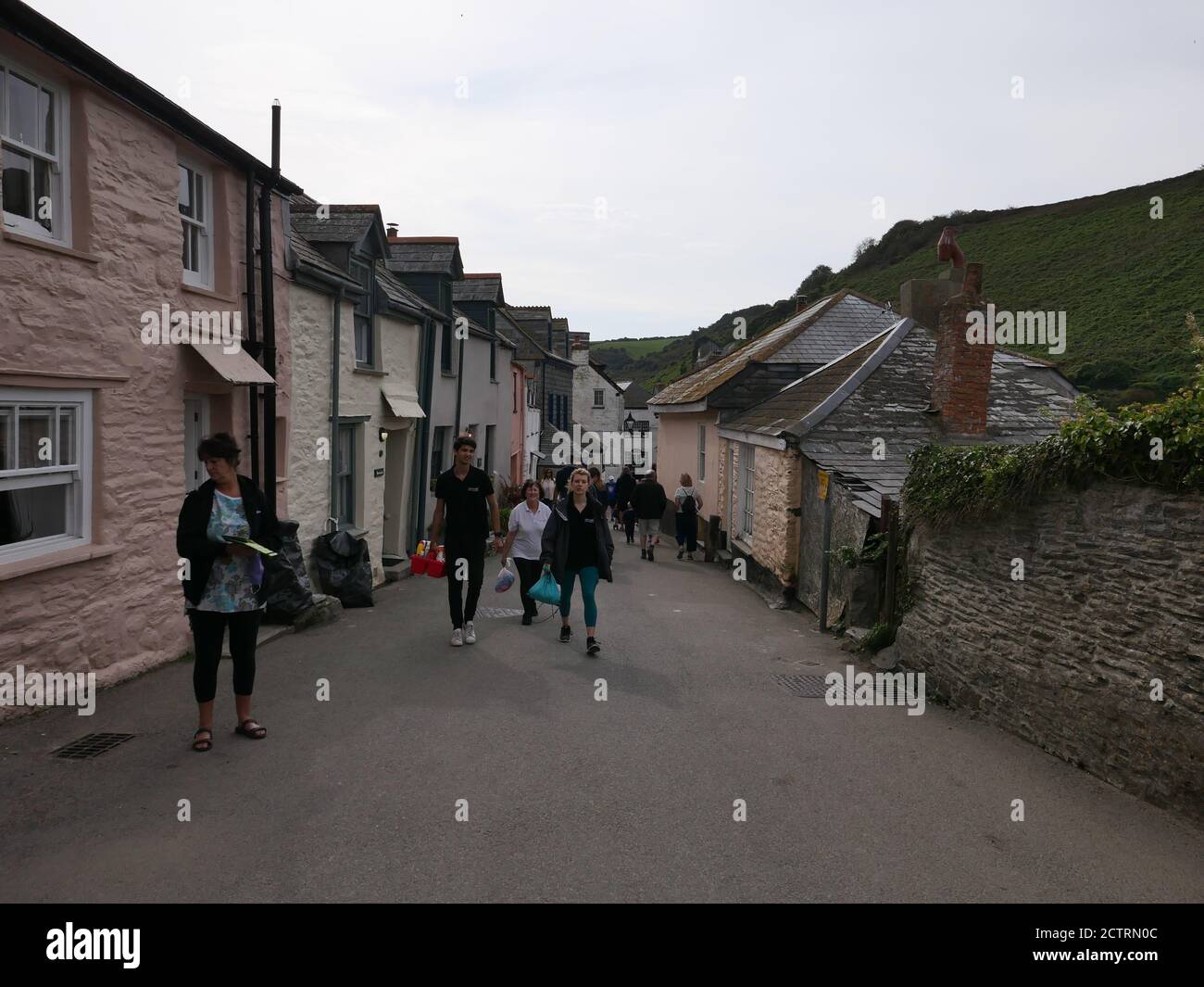 Port Issac est un petit village de pêcheurs sur la côte Atlantique du nord de Cornwall, Angleterre. Les villes les plus proches sont Waderbridge et Camelford , à dix miles de là, Port Gaverne , communément pris pour faire partie de Port Issac , Est un hameau à proximité qui a sa propre histoire .Port Issac joue le village fictif de Portwenn dans le beaucoup - aimé Doc Martin série TV .la maison blanche dans le village de Port Issac , où le drame populaire ITV est filmé , Est dû par le GP à la retraite Anthony Hambly qui a fourni des conseils d'expert pour l'acteur de comédie avant .il a été dans sa famille depuis plus de 400 ans . Banque D'Images