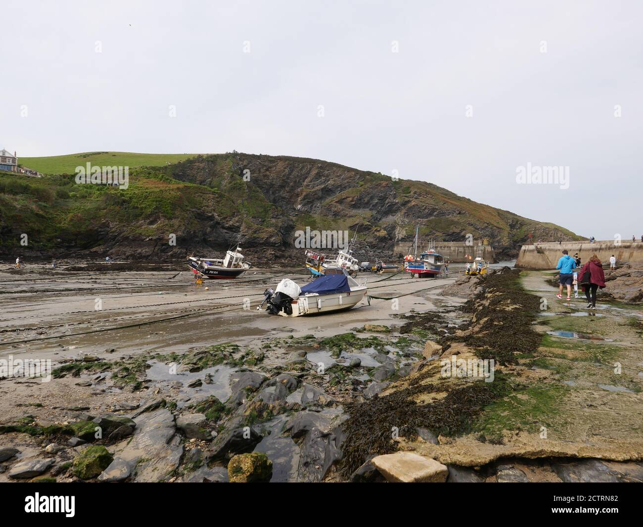 Port Issac est un petit village de pêcheurs sur la côte Atlantique du nord de Cornwall, Angleterre. Les villes les plus proches sont Waderbridge et Camelford , à dix miles de là, Port Gaverne , communément pris pour faire partie de Port Issac , Est un hameau à proximité qui a sa propre histoire .Port Issac joue le village fictif de Portwenn dans le beaucoup - aimé Doc Martin série TV .la maison blanche dans le village de Port Issac , où le drame populaire ITV est filmé , Est dû par le GP à la retraite Anthony Hambly qui a fourni des conseils d'expert pour l'acteur de comédie avant .il a été dans sa famille depuis plus de 400 ans . Banque D'Images