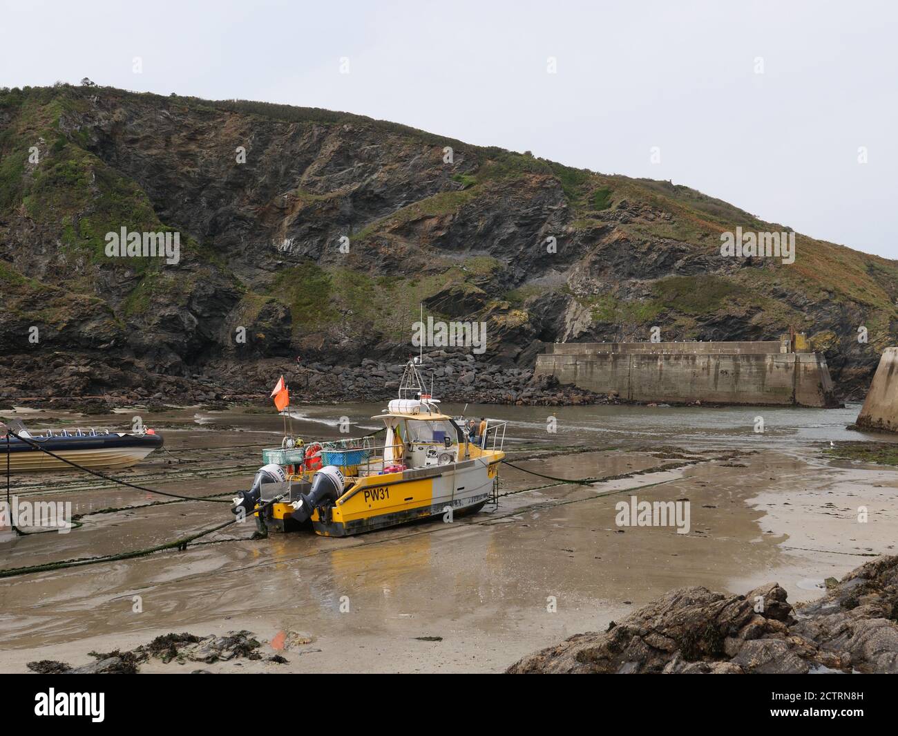 Port Issac est un petit village de pêcheurs sur la côte Atlantique du nord de Cornwall, Angleterre. Les villes les plus proches sont Waderbridge et Camelford , à dix miles de là, Port Gaverne , communément pris pour faire partie de Port Issac , Est un hameau à proximité qui a sa propre histoire .Port Issac joue le village fictif de Portwenn dans le beaucoup - aimé Doc Martin série TV .la maison blanche dans le village de Port Issac , où le drame populaire ITV est filmé , Est dû par le GP à la retraite Anthony Hambly qui a fourni des conseils d'expert pour l'acteur de comédie avant .il a été dans sa famille depuis plus de 400 ans . Banque D'Images