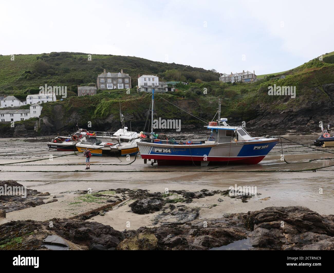 Port Issac est un petit village de pêcheurs sur la côte Atlantique du nord de Cornwall, Angleterre. Les villes les plus proches sont Waderbridge et Camelford , à dix miles de là, Port Gaverne , communément pris pour faire partie de Port Issac , Est un hameau à proximité qui a sa propre histoire .Port Issac joue le village fictif de Portwenn dans le beaucoup - aimé Doc Martin série TV .la maison blanche dans le village de Port Issac , où le drame populaire ITV est filmé , Est dû par le GP à la retraite Anthony Hambly qui a fourni des conseils d'expert pour l'acteur de comédie avant .il a été dans sa famille depuis plus de 400 ans . Banque D'Images