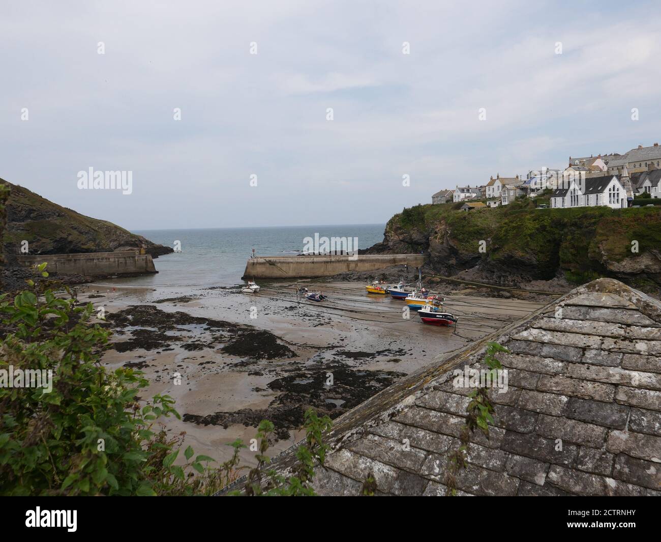 Port Issac est un petit village de pêcheurs sur la côte Atlantique du nord de Cornwall, Angleterre. Les villes les plus proches sont Waderbridge et Camelford , à dix miles de là, Port Gaverne , communément pris pour faire partie de Port Issac , Est un hameau à proximité qui a sa propre histoire .Port Issac joue le village fictif de Portwenn dans le beaucoup - aimé Doc Martin série TV .la maison blanche dans le village de Port Issac , où le drame populaire ITV est filmé , Est dû par le GP à la retraite Anthony Hambly qui a fourni des conseils d'expert pour l'acteur de comédie avant .il a été dans sa famille depuis plus de 400 ans . Banque D'Images