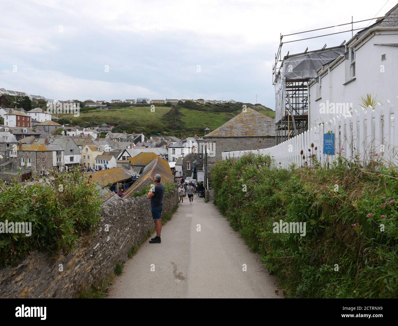 Port Issac est un petit village de pêcheurs sur la côte Atlantique du nord de Cornwall, Angleterre. Les villes les plus proches sont Waderbridge et Camelford , à dix miles de là, Port Gaverne , communément pris pour faire partie de Port Issac , Est un hameau à proximité qui a sa propre histoire .Port Issac joue le village fictif de Portwenn dans le beaucoup - aimé Doc Martin série TV .la maison blanche dans le village de Port Issac , où le drame populaire ITV est filmé , Est dû par le GP à la retraite Anthony Hambly qui a fourni des conseils d'expert pour l'acteur de comédie avant .il a été dans sa famille depuis plus de 400 ans . Banque D'Images