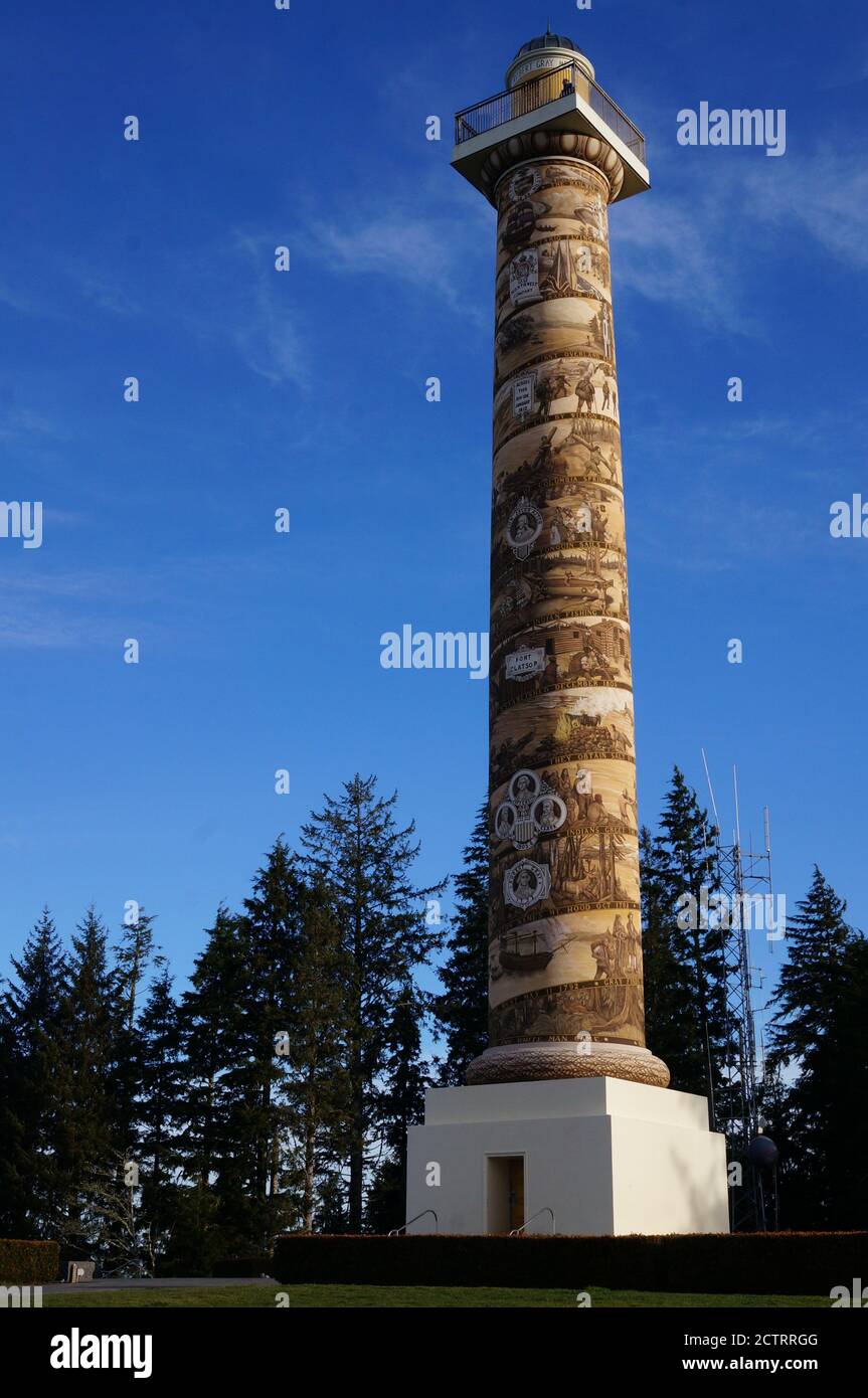 Site historique d'Astoria, Oregon, connu sous le nom de colonne Astoria, représentant la vie amérindienne Banque D'Images