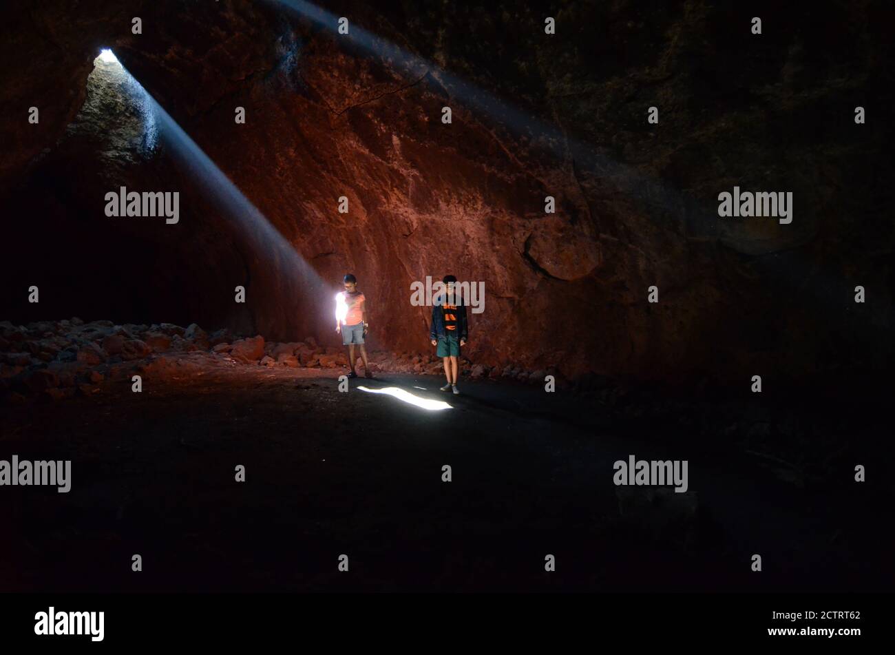 Enfants debout dans la grotte Skylight, parc national de Deschutes, Oregon Banque D'Images