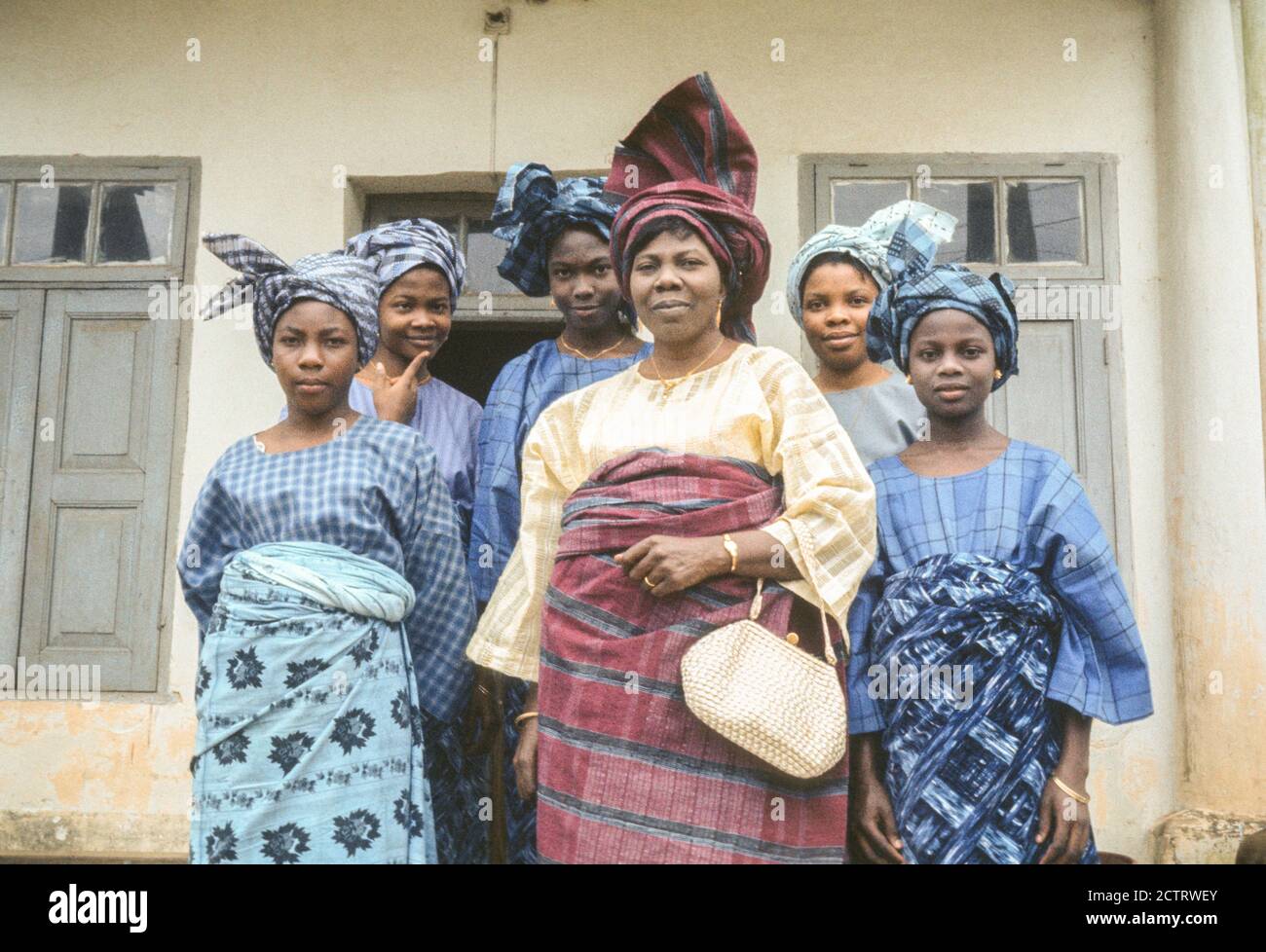 Ibadan, Nigeria, mère de Yoruba et ses quatre filles et Housemaid dans la robe traditionnelle de Yoruba. Banque D'Images