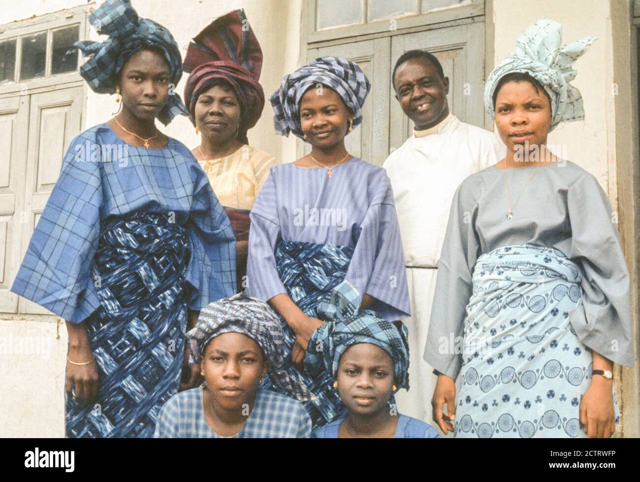 Ibadan, Nigéria. Famille chrétienne Yoruba en robe traditionnelle Yoruba. Le père porte son habitude d'église anglicane. Banque D'Images