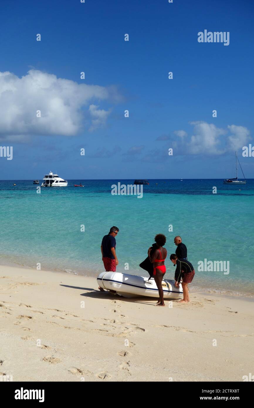 Personnes arrivant à Michaelmas Cay, Grande barrière de corail, Queensland, Australie. Pas de MR ou PR Banque D'Images