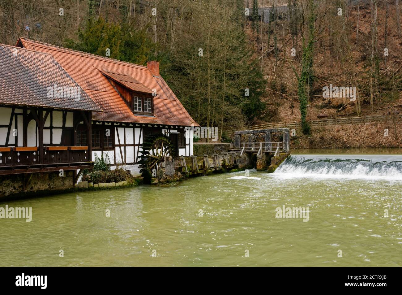 Blaubeuren : moulin à marteau historique au Blatopf, district d'Alb-Donau, Bade-Wurtemberg, Allemagne Banque D'Images