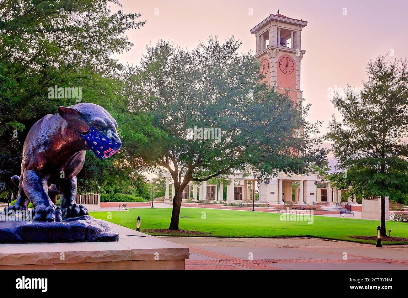La mascotte de l'Université de l'Alabama du Sud, la jaguar, porte un masque pour empêcher la COVID-19, 22 août 2020, à Mobile, Alabama. Derrière lui se trouve la tour Molton. Banque D'Images