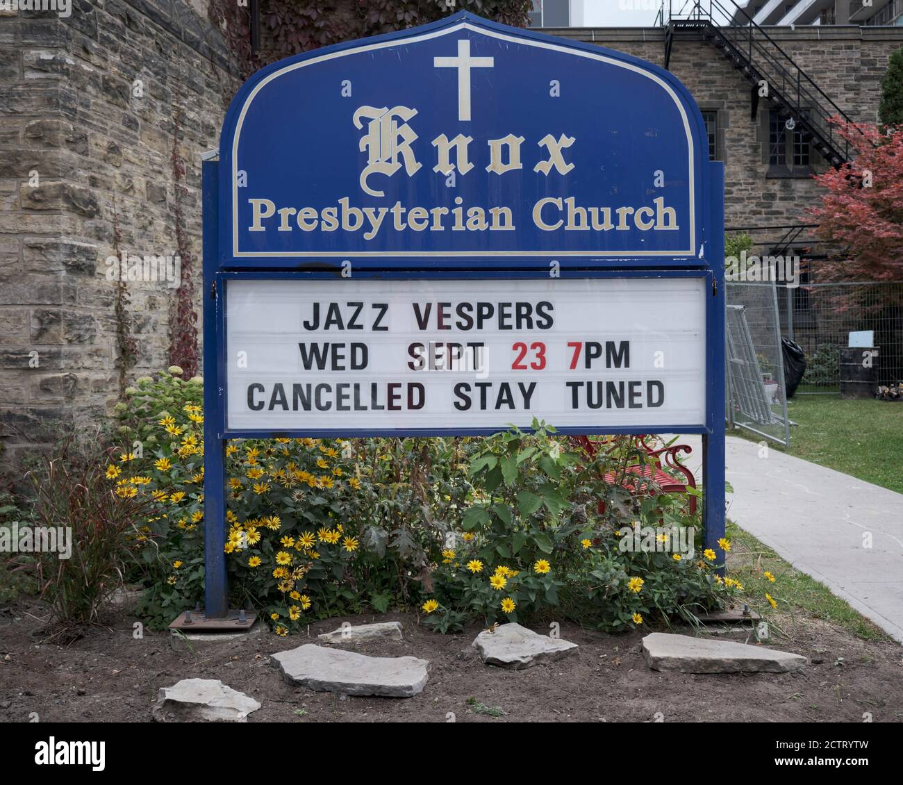 Panneau de l'église annonçant que les Vêpres de Jazz sont annulées en raison d'une nouvelle restriction pandémique. Ottawa, septembre 2020 Banque D'Images