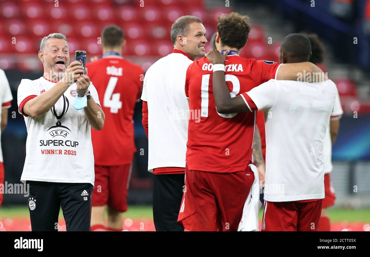 Budapest, Ungarn. 24 septembre 2020. Firo: 24.09.2020 football, UEFA Super Cup 2020 FC Bayern Munich Muenchen - Sevilla FC 2: 1 NV vainqueur de la Supercup européenne, vainqueur, FC Bayern Munich, célébration, jubilation, cérémonie de remise des prix, FCB Leon Goretzka, blague, humour, FCB David Alaba, | usage dans le monde entier crédit: dpa/Alay Live News Banque D'Images