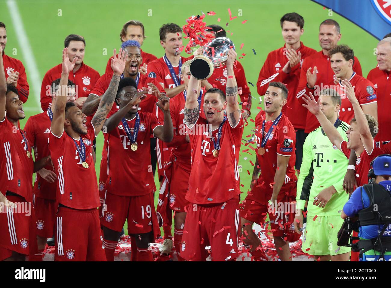Budapest, Ungarn. 24 septembre 2020. Firo: 24.09.2020 football, UEFA Super Cup 2020 FC Bayern Munich Muenchen - Sevilla FC 2: 1 NV vainqueur de la Supercup européenne, FC Bayern Munich, célébration, jubilation, cérémonie de remise de prix, avec coupe, jubilation, geste, geste, FCB Niklas Suele, | usage dans le monde entier crédit: dpa/Alay Live News Banque D'Images