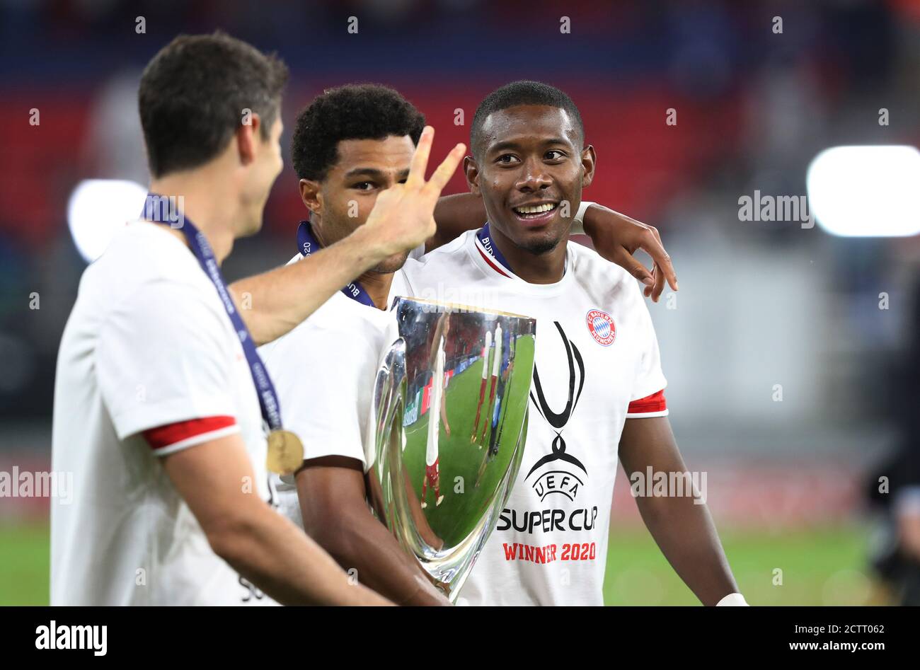 Budapest, Ungarn. 24 septembre 2020. Firo: Football 24.09.2020 UEFA Super Cup 2020 FC Bayern Munich Muenchen - Sevilla FC 2: 1 NV vainqueur de la Supercup européenne, FC Bayern Munich, célébration, jubilation, cérémonie de remise de prix, avec coupe, jubilation, geste, geste, FCB Robert Lewandowski, FCB David Alaba, FCB Serge Gnabry, | utilisation dans le monde entier crédit : actualités en direct de dpa/Alamy Banque D'Images