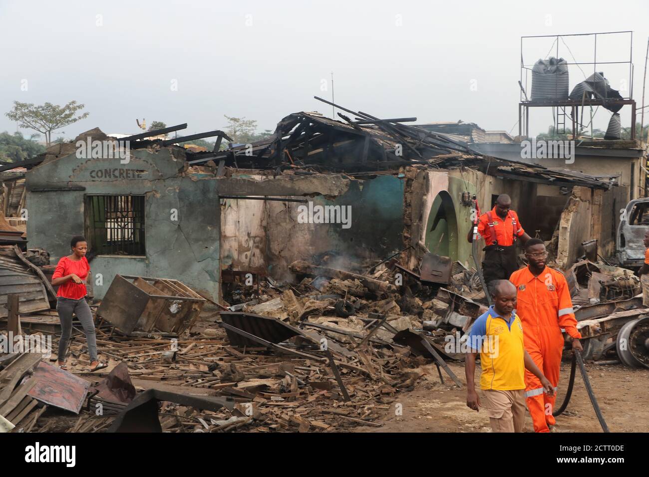 Lagos, Nigéria. 24 septembre 2020. Des bâtiments détruits sont vus sur le site d'une explosion d'un pétrolier à gaz dans la région d'Ifako-Ijaiye à Lagos, au Nigeria, le 24 septembre 2020. Au moins 16 personnes ont été blessées après l'explosion d'un pétrolier à gaz dans la région d'Ifako-Ijaiye à Lagos, le centre économique du Nigeria, a déclaré un responsable des secours jeudi. Credit: Emmanuel/Xinhua/Alamy Live News Banque D'Images