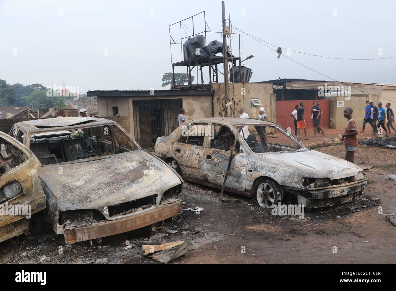 Lagos, Nigéria. 24 septembre 2020. Des voitures brûlées sont vues sur le site d'une explosion d'un pétrolier à gaz dans la région d'Ifako-Ijaiye à Lagos, au Nigeria, le 24 septembre 2020. Au moins 16 personnes ont été blessées après l'explosion d'un pétrolier à gaz dans la région d'Ifako-Ijaiye à Lagos, le centre économique du Nigeria, a déclaré un responsable des secours jeudi. Credit: Emmanuel/Xinhua/Alamy Live News Banque D'Images