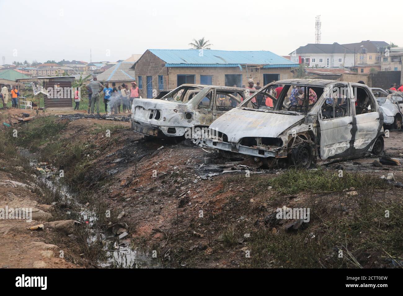 Lagos, Nigéria. 24 septembre 2020. Des voitures brûlées sont vues sur le site d'une explosion d'un pétrolier à gaz dans la région d'Ifako-Ijaiye à Lagos, au Nigeria, le 24 septembre 2020. Au moins 16 personnes ont été blessées après l'explosion d'un pétrolier à gaz dans la région d'Ifako-Ijaiye à Lagos, le centre économique du Nigeria, a déclaré un responsable des secours jeudi. Credit: Emmanuel/Xinhua/Alamy Live News Banque D'Images