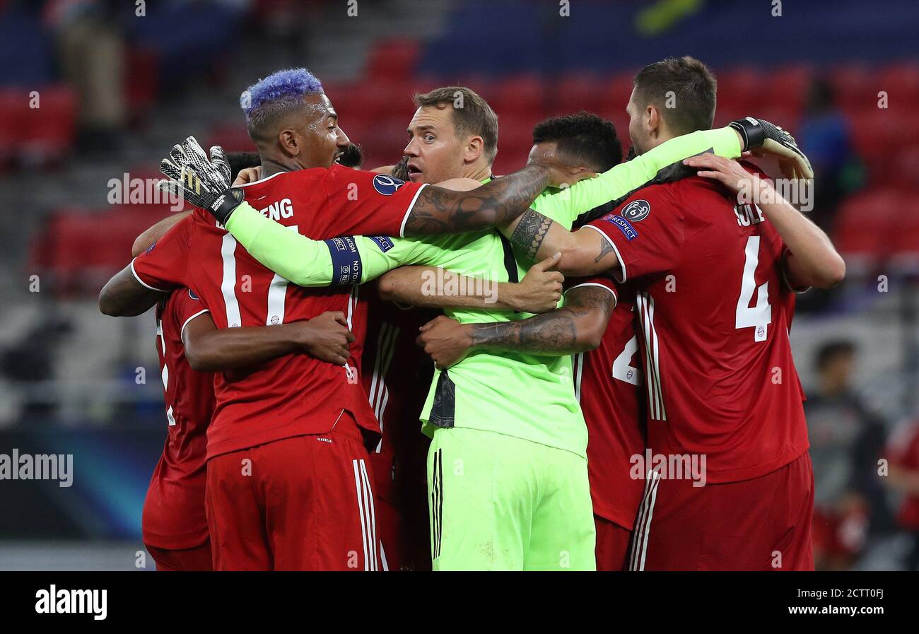 Budapest, Ungarn. 24 septembre 2020. Firo: 24.09.2020 football, UEFA Super Cup 2020 FC Bayern Munich Muenchen - Sevilla FC 2: 1 NV FCB goalwart, goalhuter, gardien de but, Manuel Neuer, jubilation finale, jubilation, plus de cinq joueurs, cercle, cercle d'équipe, FCB Niklas Sule, Suele, FCB, Jérôme Boateng dans le monde entier | Jérôme Credit: actualités en direct de dpa/Alamy Banque D'Images