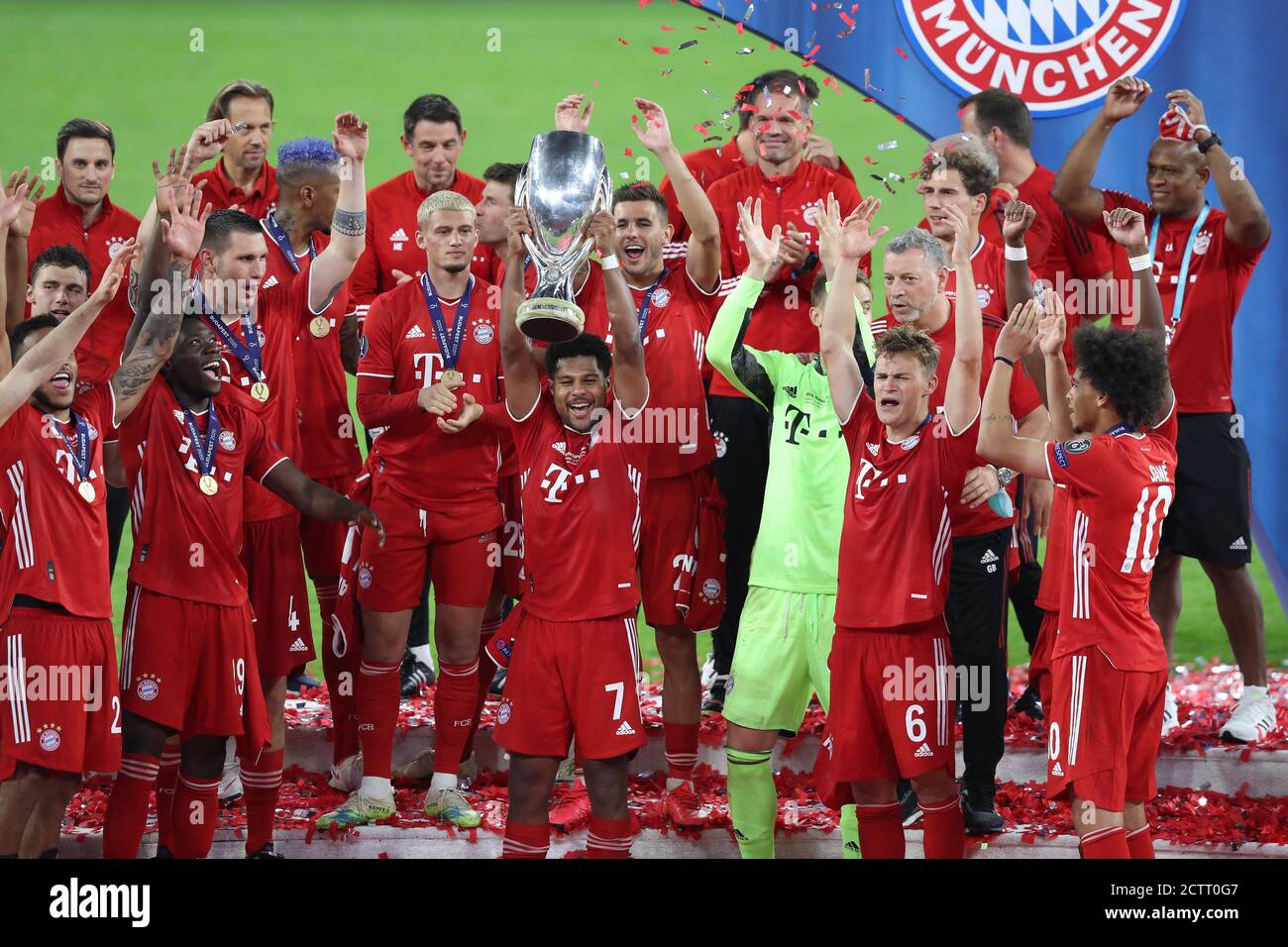 Budapest, Ungarn. 24 septembre 2020. Firo: 24.09.2020 football, UEFA Super Cup 2020 FC Bayern Munich Muenchen - Sevilla FC 2: 1 NV vainqueur de la Supercup européenne, FC Bayern Munich, célébration, jubilation, cérémonie de remise de prix, avec coupe, jubilation, geste, geste, FCB Serge Gnabry, | usage dans le monde crédit: dpa/Alay Live News Banque D'Images