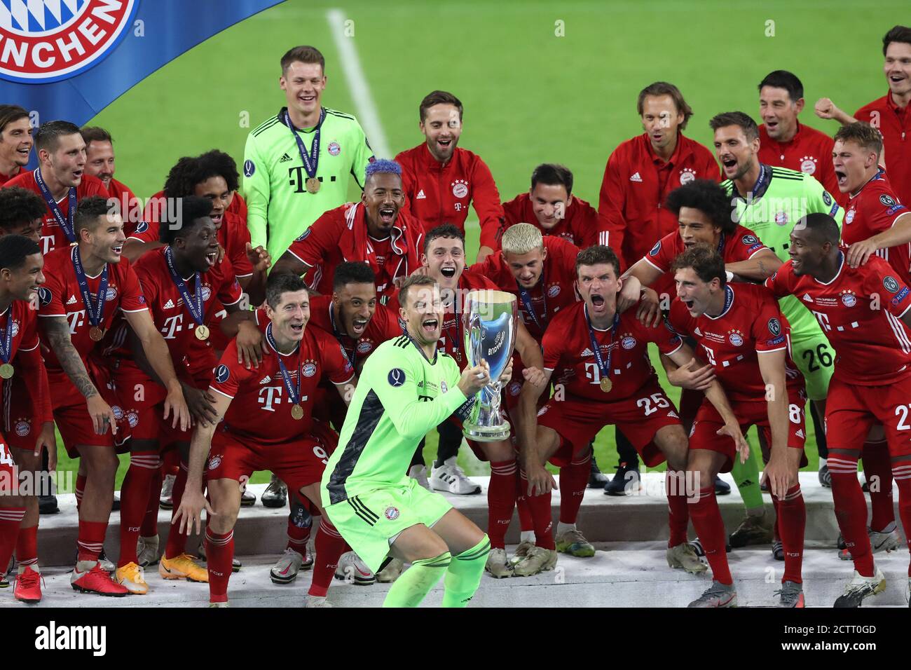 Budapest, Ungarn. 24 septembre 2020. Firo: Football 24.09.2020 UEFA Super Cup 2020 FC Bayern Munich Muenchen - Sevilla FC 2: 1 NV vainqueur de la Supercup européenne, FC Bayern Munich, célébration, jubilation, cérémonie de remise de prix, avec coupe, jubilation, geste, geste, FCB goalwart, goalhuter, gardien de but, Manuel Neuer, | utilisation du crédit en direct de dpa/Alamy dans le monde entier Banque D'Images