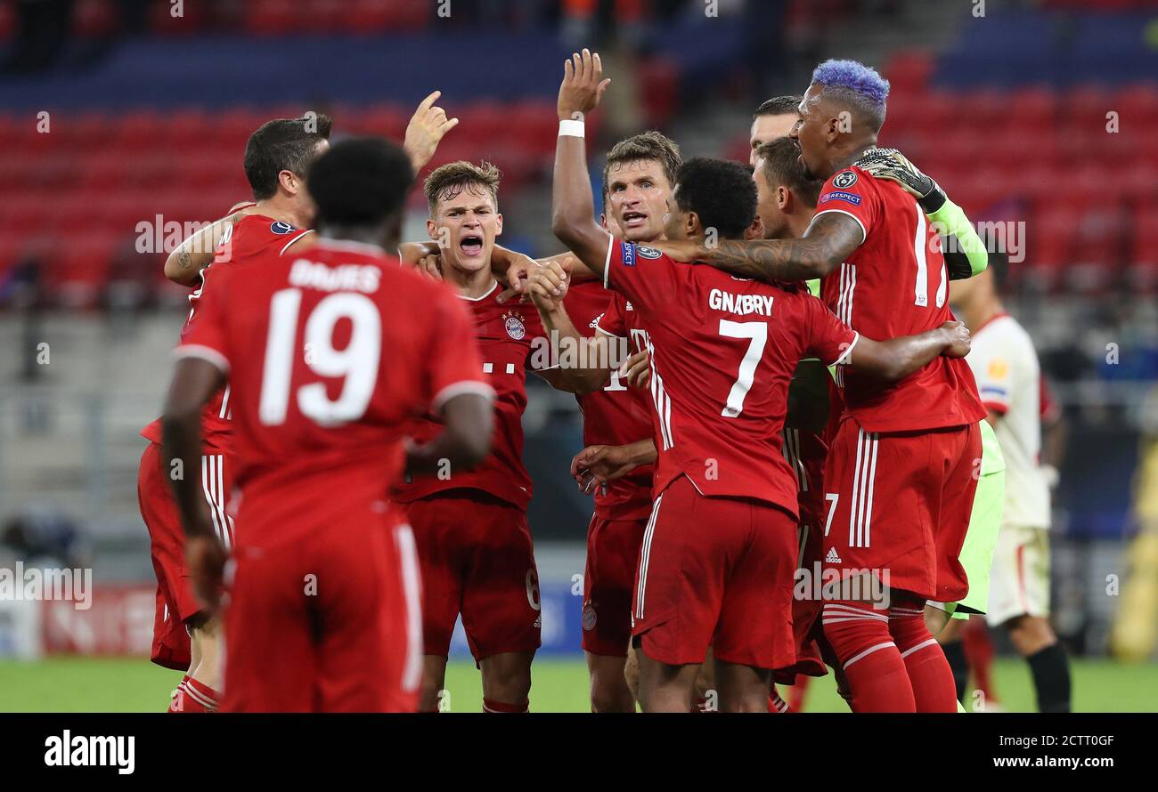 Budapest, Ungarn. 24 septembre 2020. Firo: 24.09.2020 football, UEFA Super Cup 2020 FC Bayern Munich Muenchen - Sevilla FC 2: 1 NV FCB goalwart, goalhuter, gardien de but, Manuel Neuer, dernière jubilation, jubilation, plus de 5 cinq joueurs, cercle, cercle d'équipe, FCB Niklas Sule, Suele, FCB Jérôme Boateng, FCB Joshua Kimmich, FCB Serge Gnabry, FCB Thomas Muller, Jerome Muller, FCB Mueller, FCB Volker, FCB, FCB Volker, FCB Voluner, FCB Volunteer, FCB, FCB Volunteer, Hon, F Banque D'Images