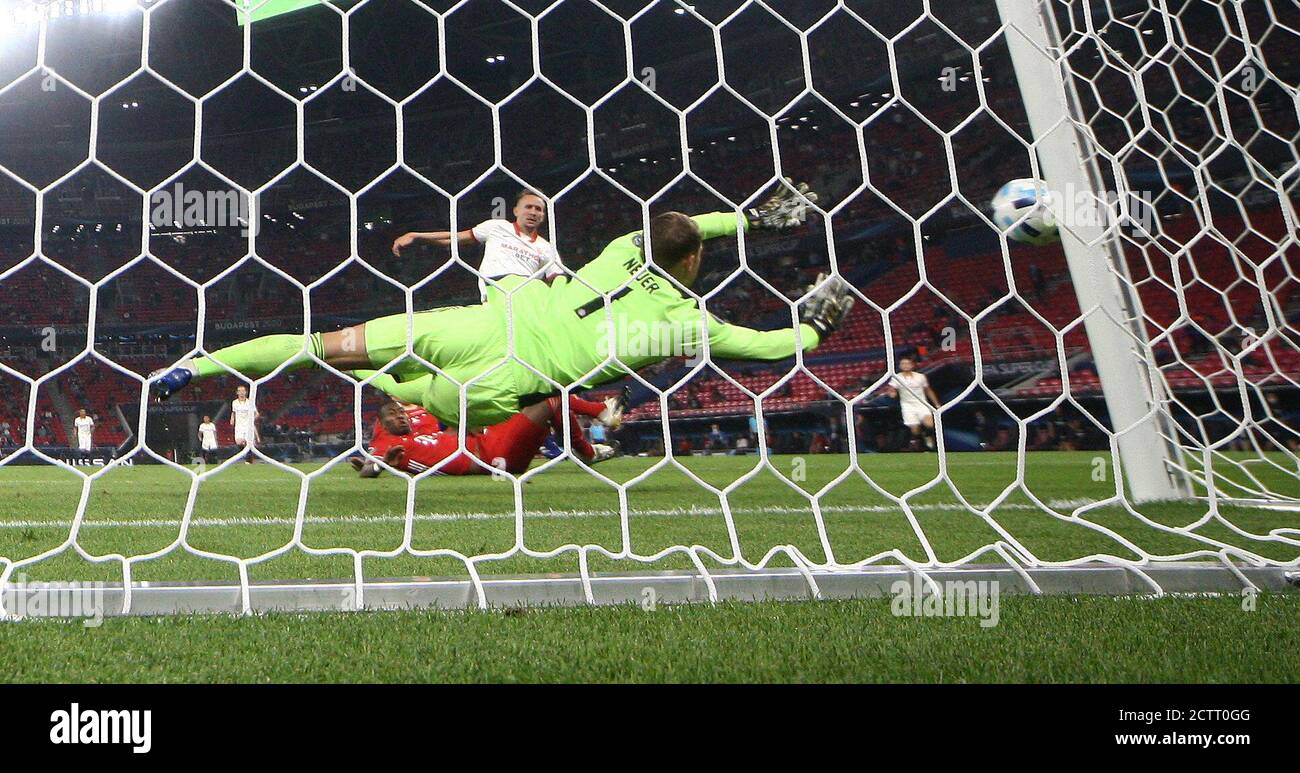 Budapest, Ungarn. 24 septembre 2020. Firo: 24.09.2020 football, UEFA Super Cup 2020 FC Bayern Munich Muenchen - Sevilla FC 2: 1 NV Remote, back goal, back goal camera, FCB goalwart, goalhuter, gardien de but, Manuel Neuer, parade, sauvetage, action de sauvetage, but shot, goalchance, chance, tir, objectif possible, SFC Luuk de Jong, | usage dans le monde crédit: dpa/Alay Live News Banque D'Images