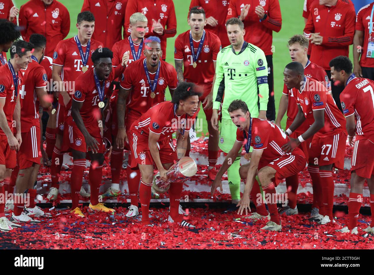 Budapest, Ungarn. 24 septembre 2020. Firo: Football 24.09.2020, UEFA Super Cup 2020 FC Bayern Munich Muenchen - Sevilla FC 2: 1 NV vainqueur de la Supercup européenne, FC Bayern Munich, célébration, jubilation, cérémonie de remise de prix, avec coupe, jubilation, geste, geste, FCB Leroy Sané, Sanane, FCB Thomas Muller, Mueller, | utilisation du crédit dans le monde entier : actualités en direct de dpa/Alamy Banque D'Images
