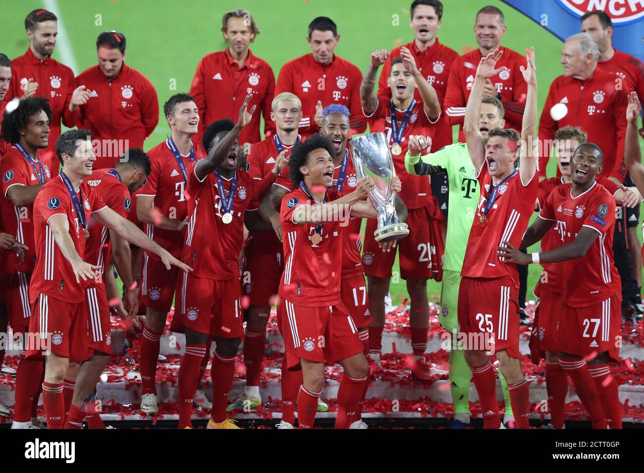Budapest, Ungarn. 24 septembre 2020. Firo: Football 24.09.2020, UEFA Super Cup 2020 FC Bayern Munich Muenchen - Sevilla FC 2: 1 NV vainqueur de la Supercup européenne, FC Bayern Munich, célébration, jubilation, cérémonie de remise de prix, avec coupe, jubilation, geste, geste, FCB Leroy Sané, Sanane, FCB Thomas Muller, Mueller, | utilisation du crédit dans le monde entier : actualités en direct de dpa/Alamy Banque D'Images