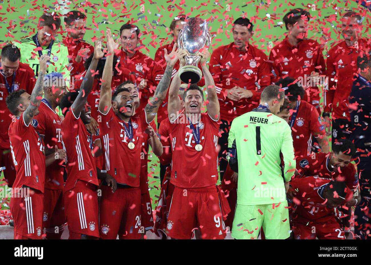 Budapest, Ungarn. 24 septembre 2020. Firo: 24.09.2020 football, UEFA Super Cup 2020 FC Bayern Munich Muenchen - Sevilla FC 2: 1 NV vainqueur de la Supercup européenne, FC Bayern Munich, célébration, jubilation, cérémonie de remise de prix, avec coupe, jubilation, geste, geste, FCB Robert Lewandowski, | usage dans le monde crédit: dpa/Alamy Live News Banque D'Images