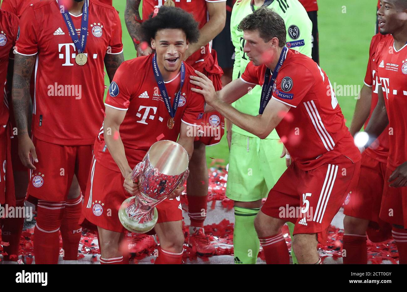 Budapest, Ungarn. 24 septembre 2020. Firo: Football 24.09.2020, UEFA Super Cup 2020 FC Bayern Munich Muenchen - Sevilla FC 2: 1 NV vainqueur de la Supercup européenne, FC Bayern Munich, célébration, jubilation, cérémonie de remise de prix, avec coupe, jubilation, geste, geste, FCB Leroy Sané, Sanane, FCB Thomas Muller, Mueller, | utilisation du crédit dans le monde entier : actualités en direct de dpa/Alamy Banque D'Images