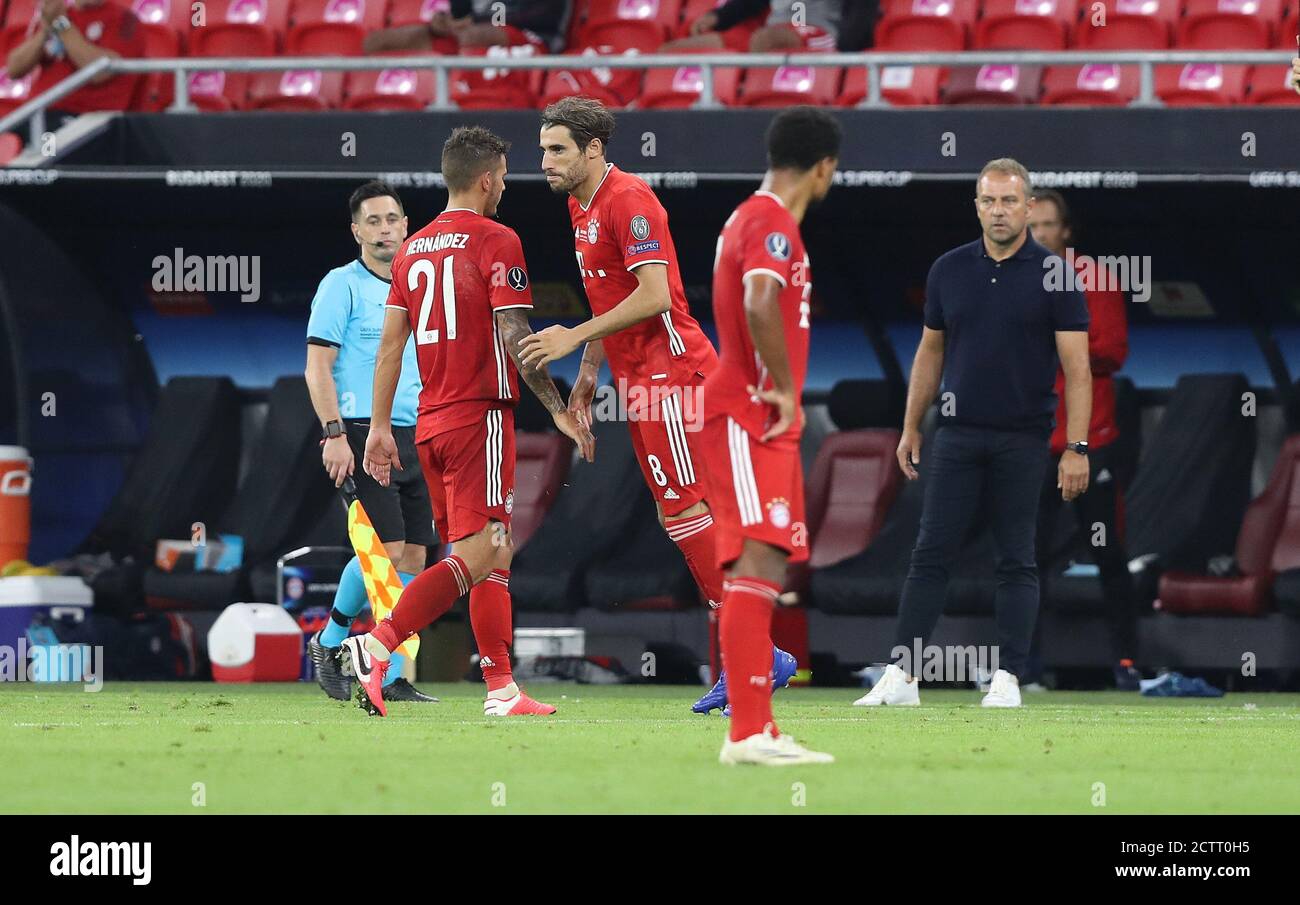 Budapest, Ungarn. 24 septembre 2020. Firo: 24.09.2020 football, UEFA Super Cup 2020 FC Bayern Munich Muenchen - Sevilla FC 2: 1 NV FCB Lucas Hernández, Hernandez, substitution, FCB Javi Martínez, Martinez, FCB coach, coach, Hansi Flick, | usage dans le monde entier crédit: dpa/Alay Live News Banque D'Images
