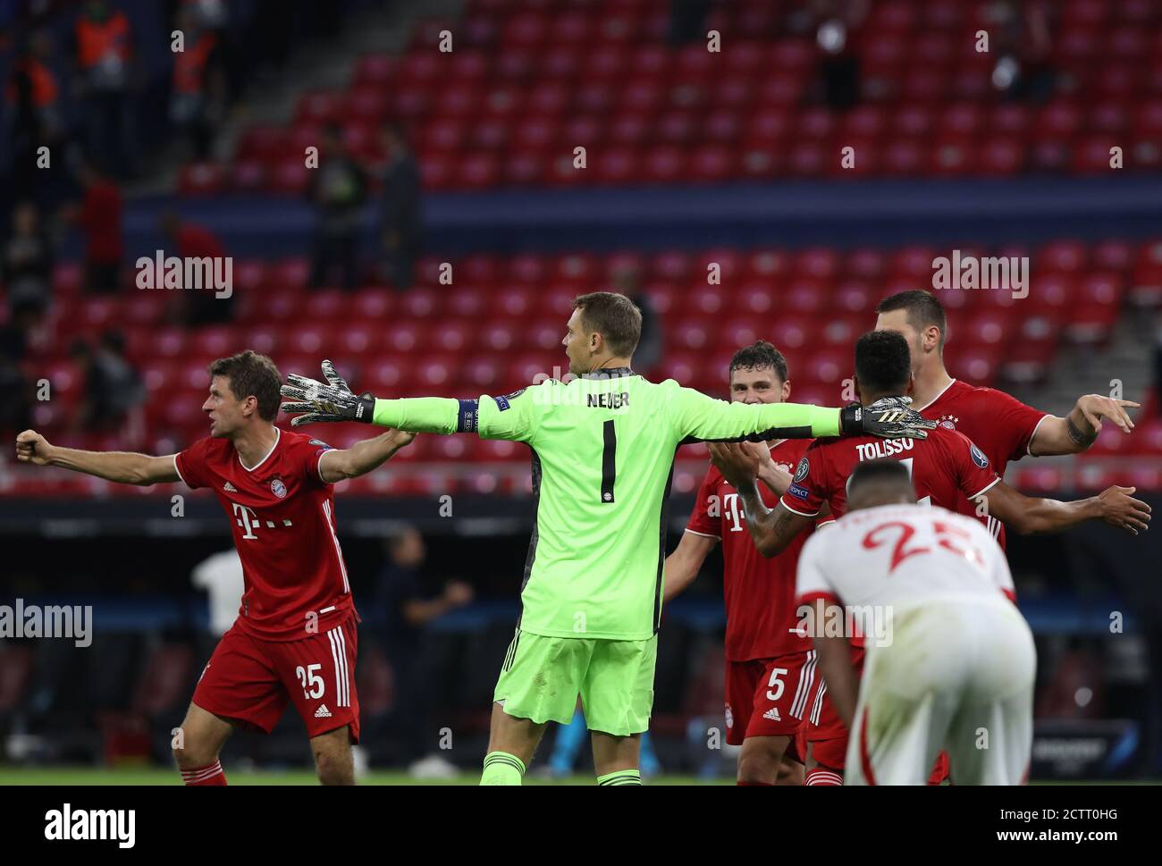 Budapest, Ungarn. 24 septembre 2020. Firo: 24.09.2020Fussball, Fussball UEFA Super Cup 2020 FC Bayern Munich Muenchen - Sevilla FC 2:1 N.V. FCB goalwart, goalhuter, gardien de but, Manuel Neuer, jubilation finale, jubilation, klatscht, winkt, gestuelle, gestuelle, FCB Niklas Suele, FCB Corentin Tolisso, FCB Benjamin Pavard, |usage dans le monde entier crédit: dpa/Alay Live News Banque D'Images