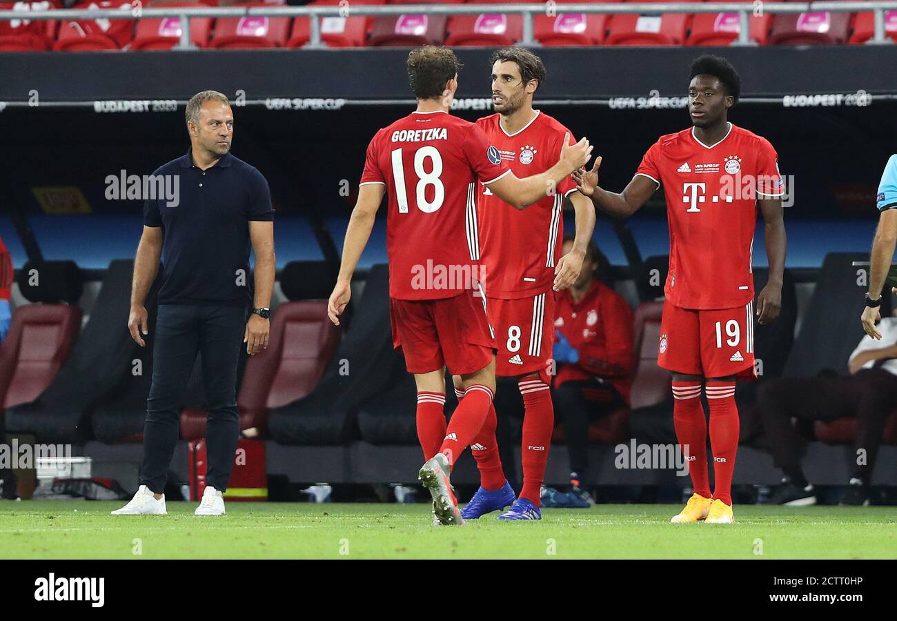 Budapest, Ungarn. 24 septembre 2020. Firo: 24.09.2020 football, UEFA Super Cup 2020 FC Bayern Munich Muenchen - Sevilla FC 2: 1 NV FCB Javi Martínez, Martinez, FCB coach, coach, Hansi Flick, geste, geste, substitution, FCB Alphonso Davies, substitution, FCB Leon Goretzka, | usage dans le monde entier crédit: dpa/Alay Live News Banque D'Images