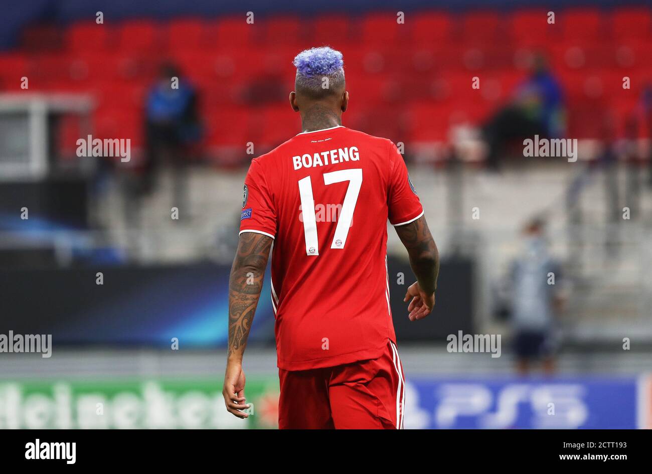 Budapest, Ungarn. 24 septembre 2020. Firo: 24.09.2020 football, UEFA Super Cup 2020 FC Bayern Munich Muenchen - Sevilla FC 2: 1 NV FCB Jérôme Jerome Boateng, demi-figure, demi-corps, de derrière avec une coiffure drôle, coupe de cheveux violet | utilisation dans le monde crédit: dpa/Alay Live News Banque D'Images