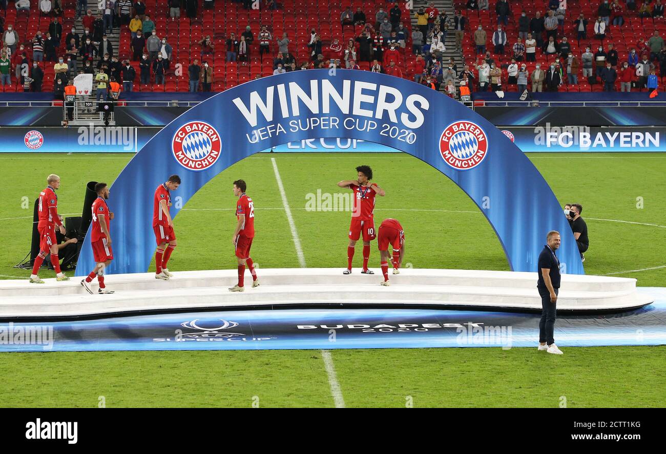 Budapest, Ungarn. 21 septembre 2020. Firo: 24.09.2020 football, UEFA Super Cup 2020 FC Bayern Munich Muenchen - Sevilla FC 2: 1 NV vainqueur de la Supercup européenne, FC Bayern Munich, célébration, jubilation, cérémonie de remise des prix, entraîneur FCB, entraîneur, Hansi Flick, FCB Leroy Sané, Sanane, | usage dans le monde entier crédit: dpa/Alay Live News Banque D'Images
