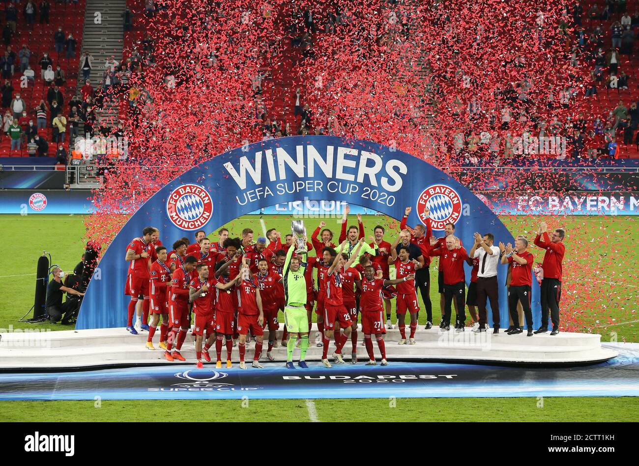 Budapest, Ungarn. 21 septembre 2020. Firo: 24.09.2020 football, football UEFA Super Cup 2020 FC Bayern Munich Muenchen - Sevilla FC 2: 1 NV vainqueur de la Supercup européenne, gagnant, FC Bayern Munich, célébration, jubilation, cérémonie de remise des prix, photo d'équipe, gamme, photo d'équipe, équipe, photo du gagnant, avec Pokal, jubilation, Trophae, FCB goalwart, goalhuter, gardien de but, Manuel Neuer, | usage dans le monde entier crédit : dpa/Alay Live News Banque D'Images