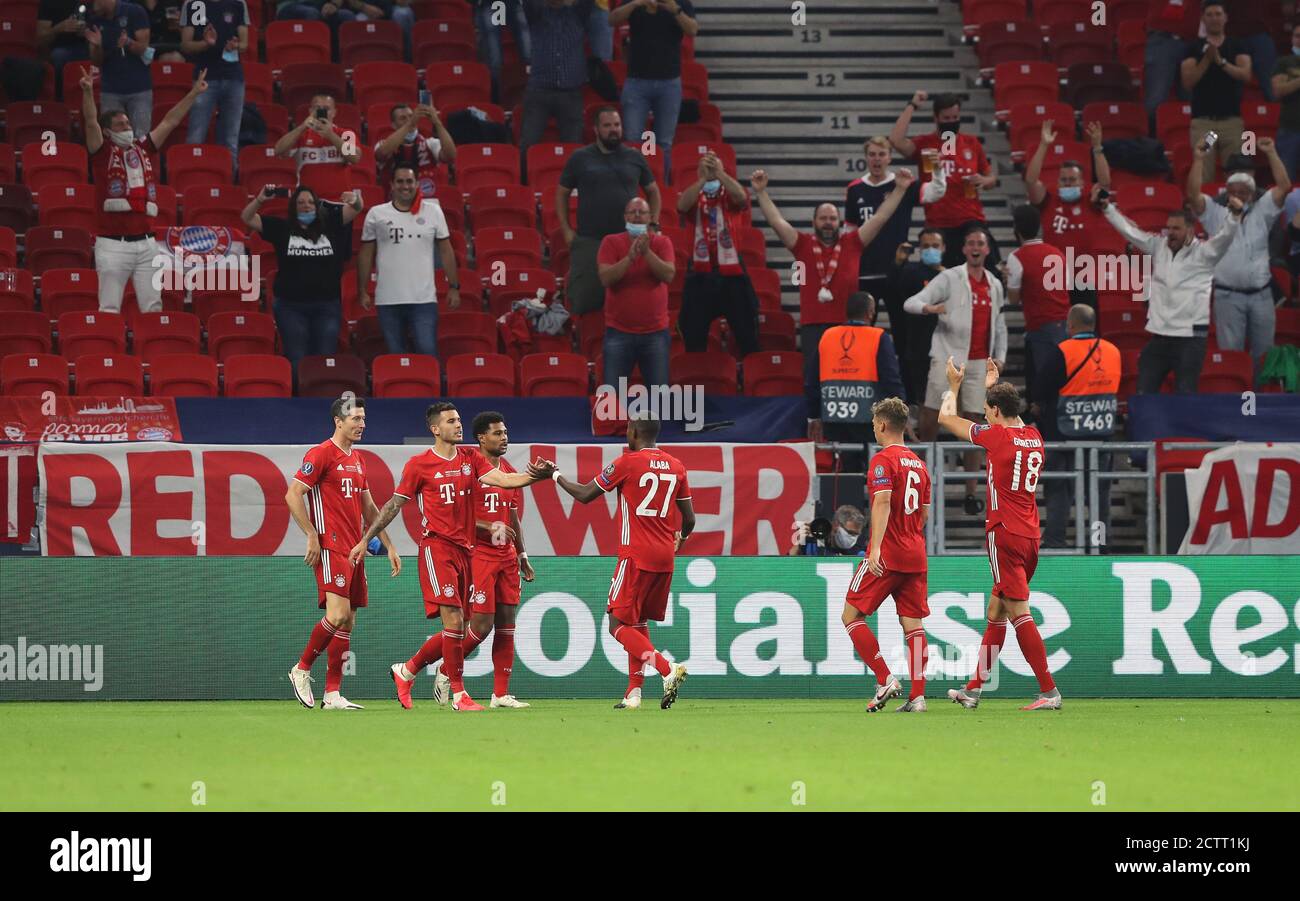 Budapest, Ungarn. 24 septembre 2020. Firo: 24.09.2020Fussball, Fussball UEFA Super Cup 2020 FC Bayern Munich Muenchen - Sevilla FC 2:1 N.V. jubilation, goaljubel, Fan, fans, Fankurve, Stimmung, Fahne, Schals, meals 5 funkf Spieler, FCB Lewandowski, FCB Robert Fernández, FCB Lewandowski usage: actualités en direct de dpa/Alamy Banque D'Images