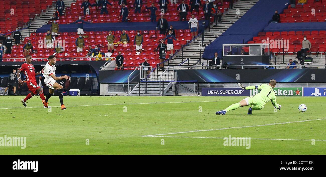 Budapest, Ungarn. 21 septembre 2020. Firo: 24.09.2020 football, UEFA Super Cup 2020 FC Bayern Munich Muenchen - Sevilla FC 2: 1 tir de but NV, chance de but, chance, tir, possibilité de but, parade, sauvetage, acte de sauvetage, FCB goalwart, goalhuter, gardien de but, Manuel Neuer, SFC Youssef en-Nesyri, duels, duel, FCB David Alaba, | usage Worldwide Credit: dpa/Alay Live News Banque D'Images