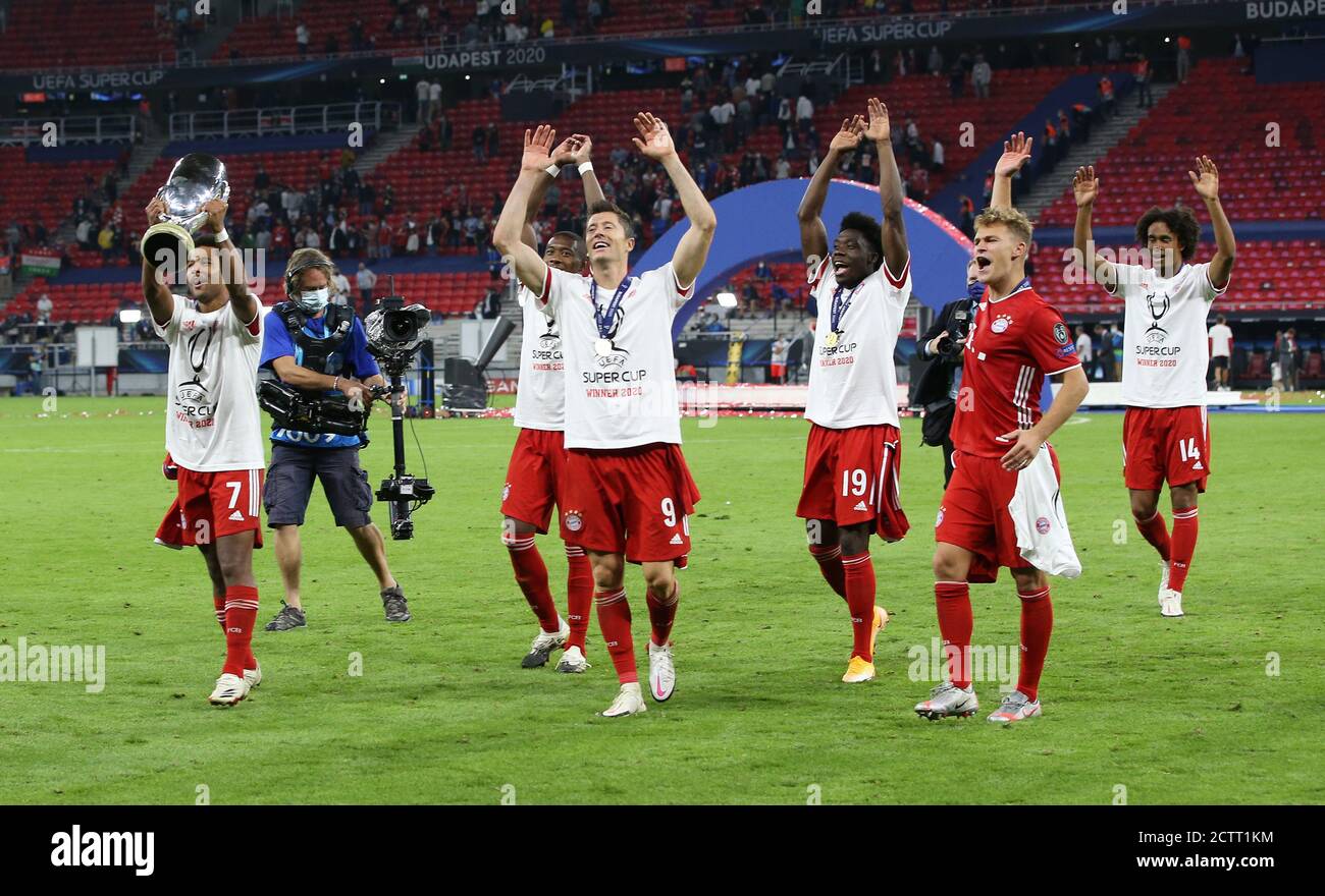 Budapest, Ungarn. 21 septembre 2020. Firo: 24.09.2020 football, football UEFA Super Cup 2020 FC Bayern Munich Muenchen - Sevilla FC 2: 1 NV vainqueur de la coupe d'Europe, vainqueur, FC Bayern Munich, célébration, jubilation, FCB Robert Lewandowski, FCB Alphonso Davies, avec coupe, jubilation, Trophae, plus de 5 cinq joueurs, FCB Serge Gnabry, FCB Joshua Kimmich, FCB Alphonso Davies, FCB Josua Zirkzee, DPA / utilisation en direct du crédit dans le monde entier Banque D'Images