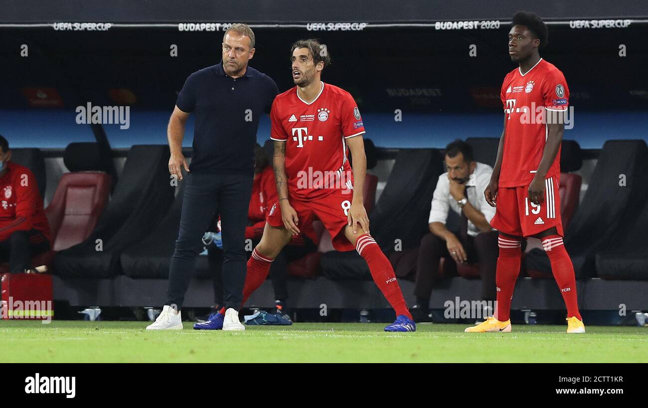 Budapest, Ungarn. 24 septembre 2020. Firo: 24.09.2020 football, UEFA Super Cup 2020 FC Bayern Munich Muenchen - Sevilla FC 2: 1 NV FCB Javi Martínez, Martinez, entraîneur FCB, entraîneur, Hansi Flick, geste, geste, substitution, FCB Alphonso Davies, | usage dans le monde entier crédit: dpa/Alay Live News Banque D'Images
