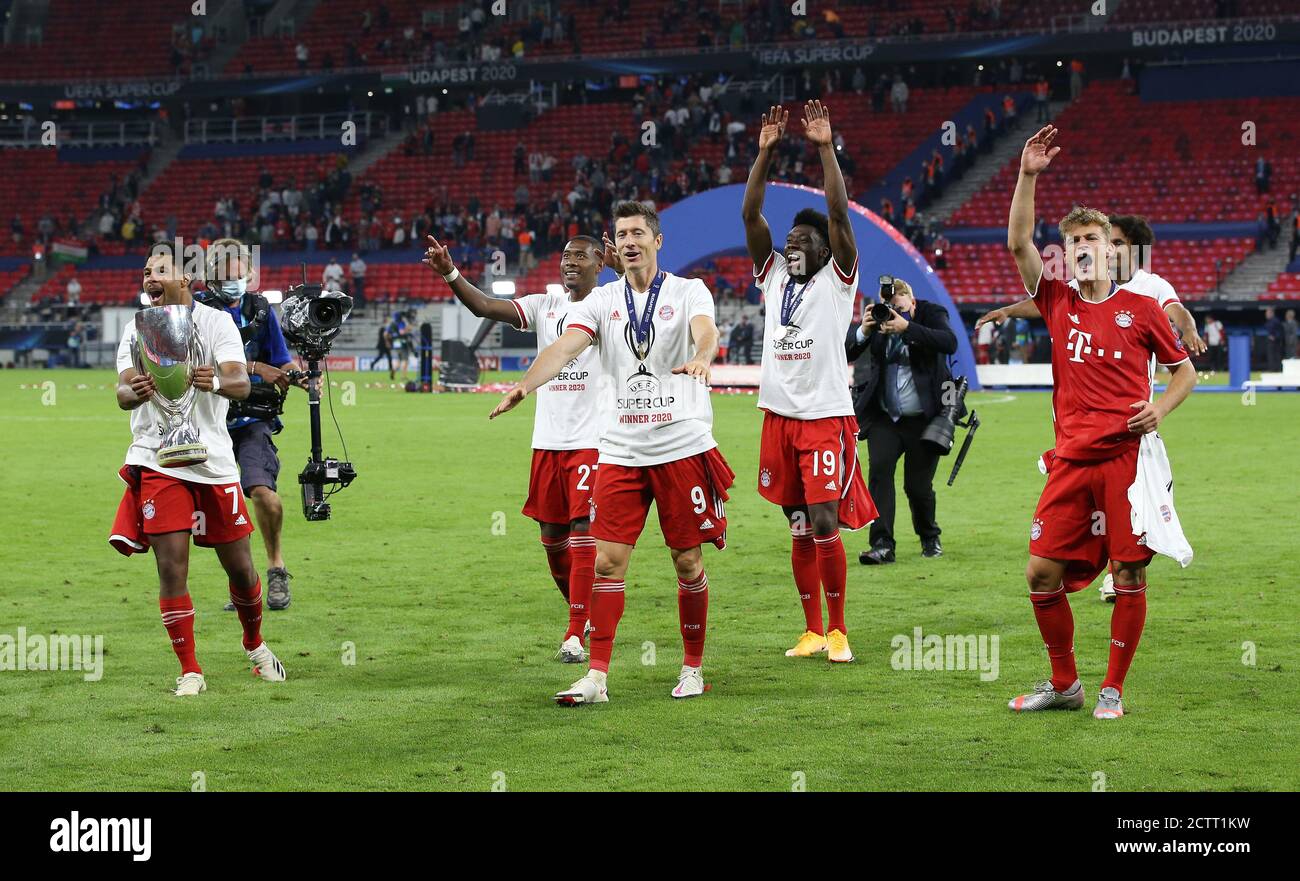 Budapest, Ungarn. 21 septembre 2020. Firo: 24.09.2020 football, football UEFA Super Cup 2020 FC Bayern Munich Muenchen - Sevilla FC 2: 1 NV vainqueur de la coupe d'Europe, vainqueur, FC Bayern Munich, célébration, jubilation, FCB Robert Lewandowski, FCB Alphonso Davies, avec coupe, jubilation, Trophae, plus de 5 cinq joueurs, FCB Serge Gnabry, FCB Joshua Kimmich, FCB Alphonso Davies, FCB Josua Zirkzee, DPA / utilisation en direct du crédit dans le monde entier Banque D'Images