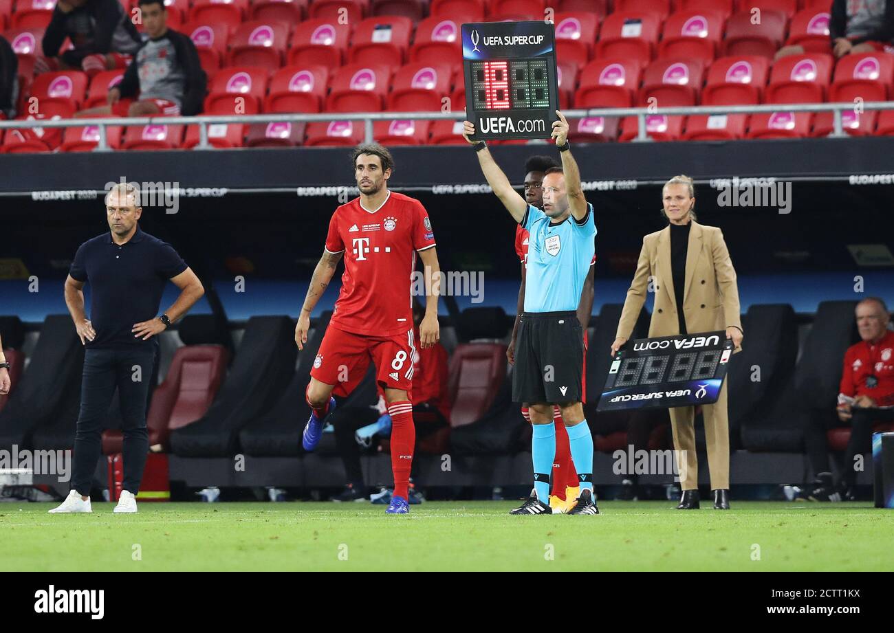 Budapest, Ungarn. 24 septembre 2020. Firo: 24.09.2020 football, UEFA Super Cup 2020 FC Bayern Munich Muenchen - Sevilla FC 2: 1 NV FCB Javi Martínez, Martinez, FCB coach, coach, Hansi Flick, geste, geste, substitution, FCB Manager de l'équipe, Kathleen Kruger, Krueger, | usage dans le monde entier crédit: dpa/Alamy Live News Banque D'Images