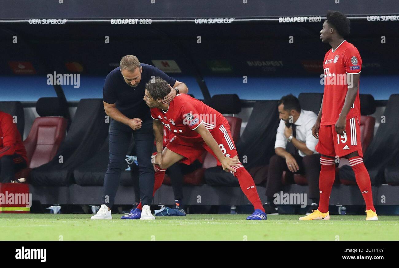 Budapest, Ungarn. 24 septembre 2020. Firo: 24.09.2020 football, UEFA Super Cup 2020 FC Bayern Munich Muenchen - Sevilla FC 2: 1 NV FCB Javi Martínez, Martinez, entraîneur FCB, entraîneur, Hansi Flick, geste, geste, substitution, FCB Alphonso Davies, | usage dans le monde entier crédit: dpa/Alay Live News Banque D'Images