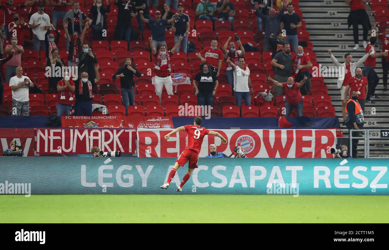 Budapest, Ungarn. 24 septembre 2020. Firo: 24.09.2020 football, UEFA Super Cup 2020 FC Bayern Munich Muenchen - Sevilla FC 2: 1 NV jubilation, goaljubel, FCB Robert Lewandowski, geste, gestuelle, fan, fans, fan courbe, humeur, drapeau, foulards, | usage dans le monde entier crédit: dpa/Alay Live News Banque D'Images