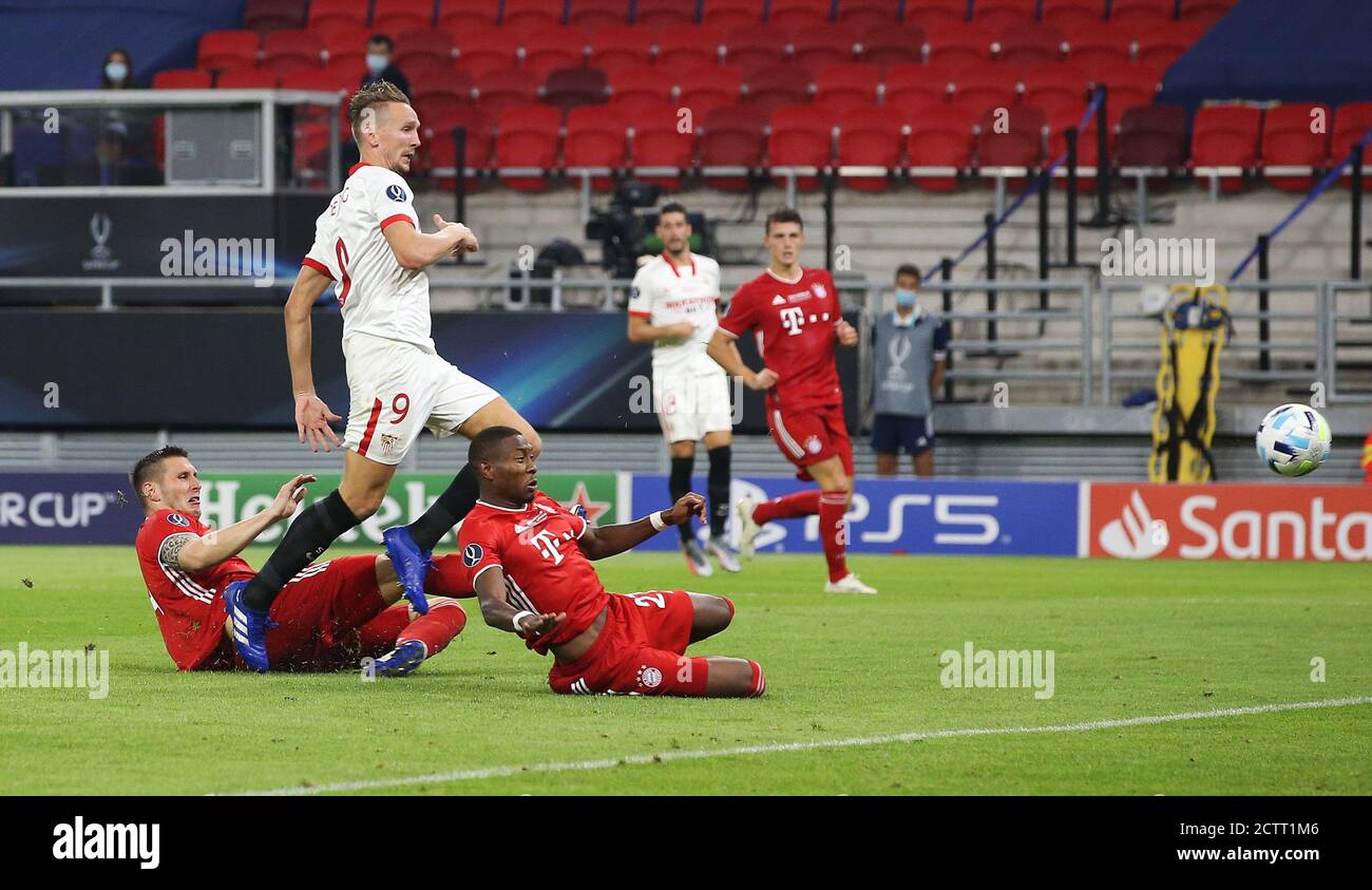 Budapest, Ungarn. 21 septembre 2020. Firo: 24.09.2020 football, UEFA Super Cup 2020 FC Bayern Munich Muenchen - Sevilla FC 2: 1 NV but shot, but chance, chance, tir, but possible, SFC Luuk de Jong, duels, duel, FCB David Alaba, FCB Niklas Suele, | usage dans le monde entier crédit: dpa/Alay Live News Banque D'Images