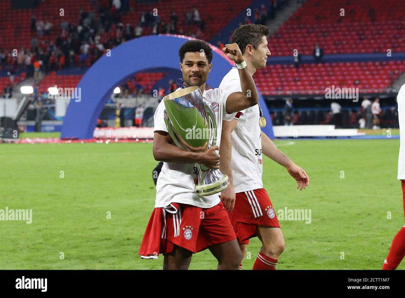 Budapest, Ungarn. 21 septembre 2020. Firo: 24.09.2020 football, UEFA Super Cup 2020 FC Bayern Munich Muenchen - Sevilla FC 2: 1 NV vainqueur de la Supercup européenne, gagnant, FC Bayern Munich, célébration, jubilation, avec Pokal, jubilation, trophée, FCB Serge Gnabry, | usage dans le monde crédit: dpa/Alay Live News Banque D'Images