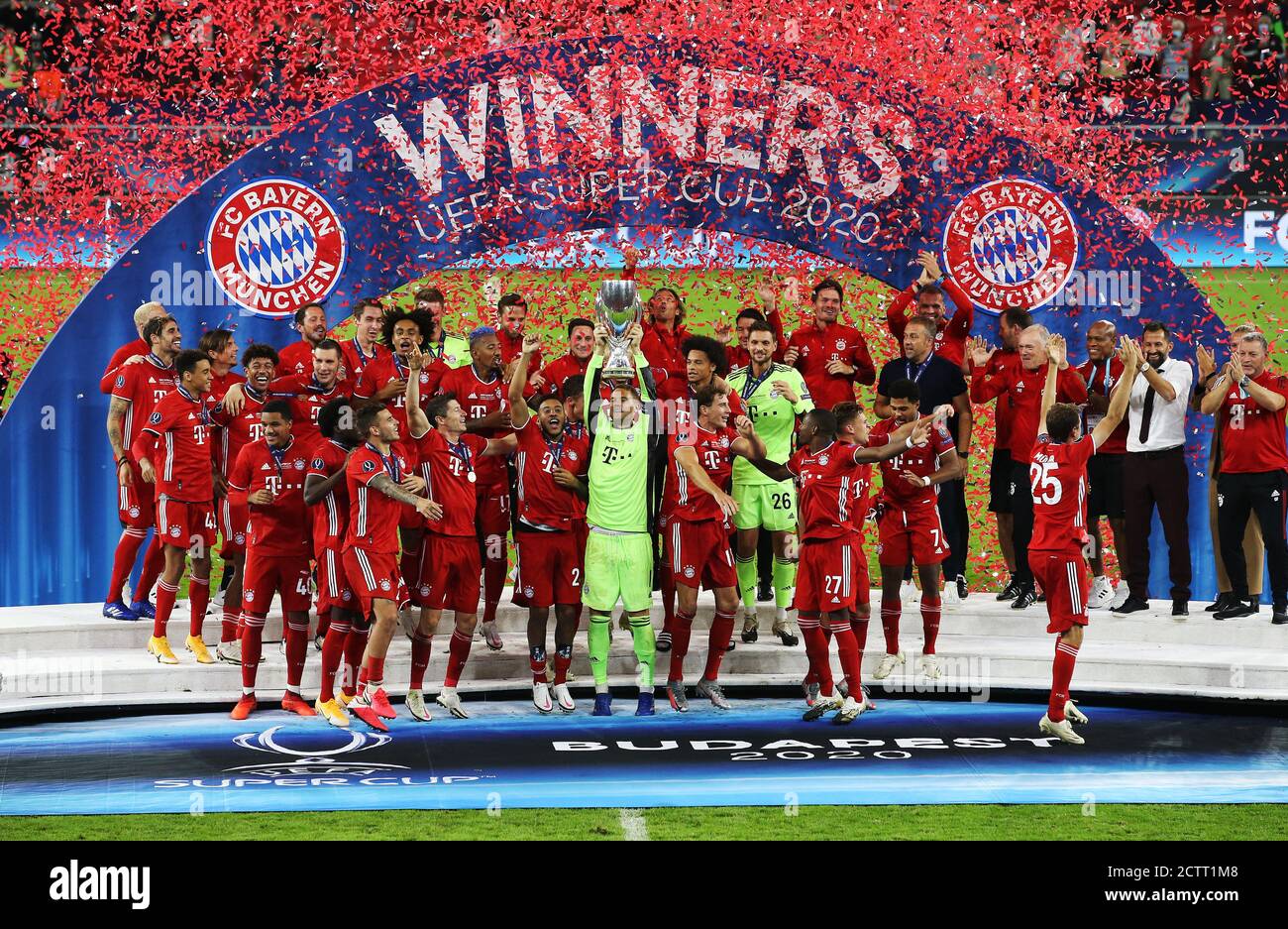 Budapest, Ungarn. 21 septembre 2020. Firo: 24.09.2020 football, football UEFA Super Cup 2020 FC Bayern Munich Muenchen - Sevilla FC 2: 1 NV vainqueur de la Supercup européenne, gagnant, FC Bayern Munich, célébration, jubilation, cérémonie de remise des prix, photo d'équipe, gamme, photo d'équipe, équipe, photo du gagnant, avec Pokal, jubilation, Trophae, FCB goalwart, goalhuter, gardien de but, Manuel Neuer, | usage dans le monde entier crédit : dpa/Alay Live News Banque D'Images