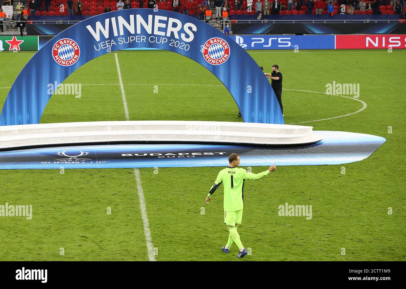 Budapest, Ungarn. 21 septembre 2020. Firo: 24.09.2020 football, UEFA Super Cup 2020 FC Bayern Munich Muenchen - Sevilla FC 2: 1 NV vainqueur de la Supercup européenne, FC Bayern Munich, célébration, jubilation, cérémonie de remise des prix, FCB goalwart, goalhuter, gardien de but, Manuel Neuer, | usage dans le monde entier crédit: dpa/Alay Live News Banque D'Images
