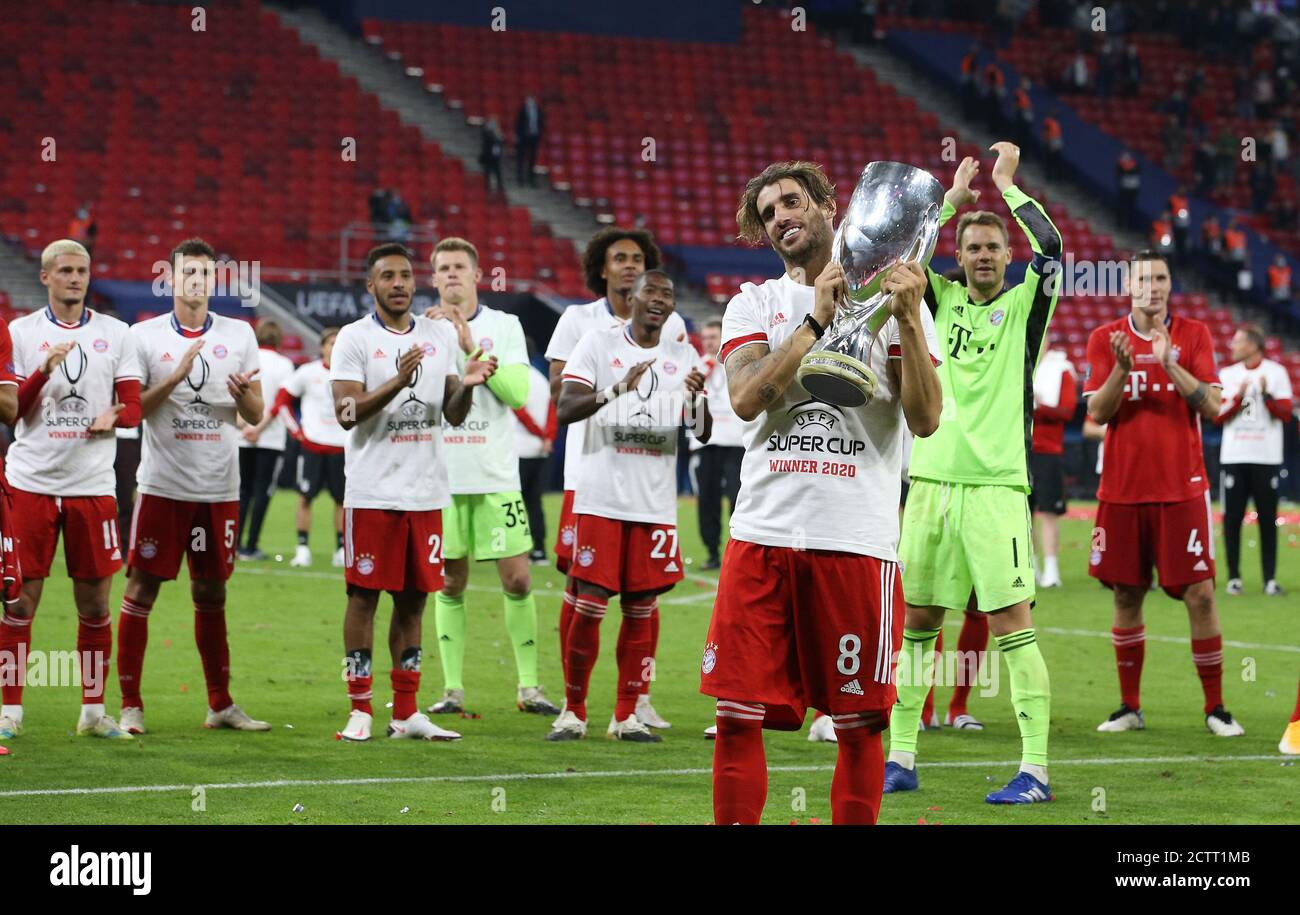 Budapest, Ungarn. 21 septembre 2020. Firo: 24.09.2020 football, UEFA Super Cup 2020 FC Bayern Munich Muenchen - Sevilla FC 2: 1 NV vainqueur de la Supercup européenne, vainqueur, FC Bayern Munich, célébration, jubilation, FCB Javi Martínez, Martinez, avec Pokal, jubilation, Trophae, applaudissements, | usage dans le monde entier crédit: dpa/Alay Live News Banque D'Images