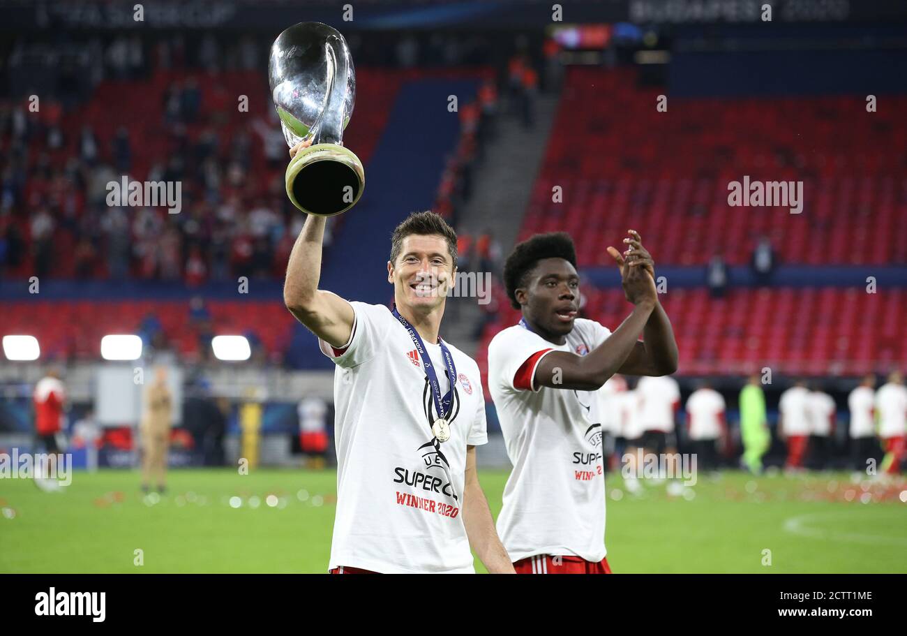 Budapest, Ungarn. 21 septembre 2020. Firo: 24.09.2020 football, UEFA Super Cup 2020 FC Bayern Munich Muenchen - Sevilla FC 2: 1 NV vainqueur de la Supercup européenne, FC Bayern Munich, célébration, jubilation, FCB Robert Lewandowski, FCB Alphonso Davies, avec coupe, jubilation, Trophae, | usage dans le monde entier crédit: dpa/Alamy Live News Banque D'Images